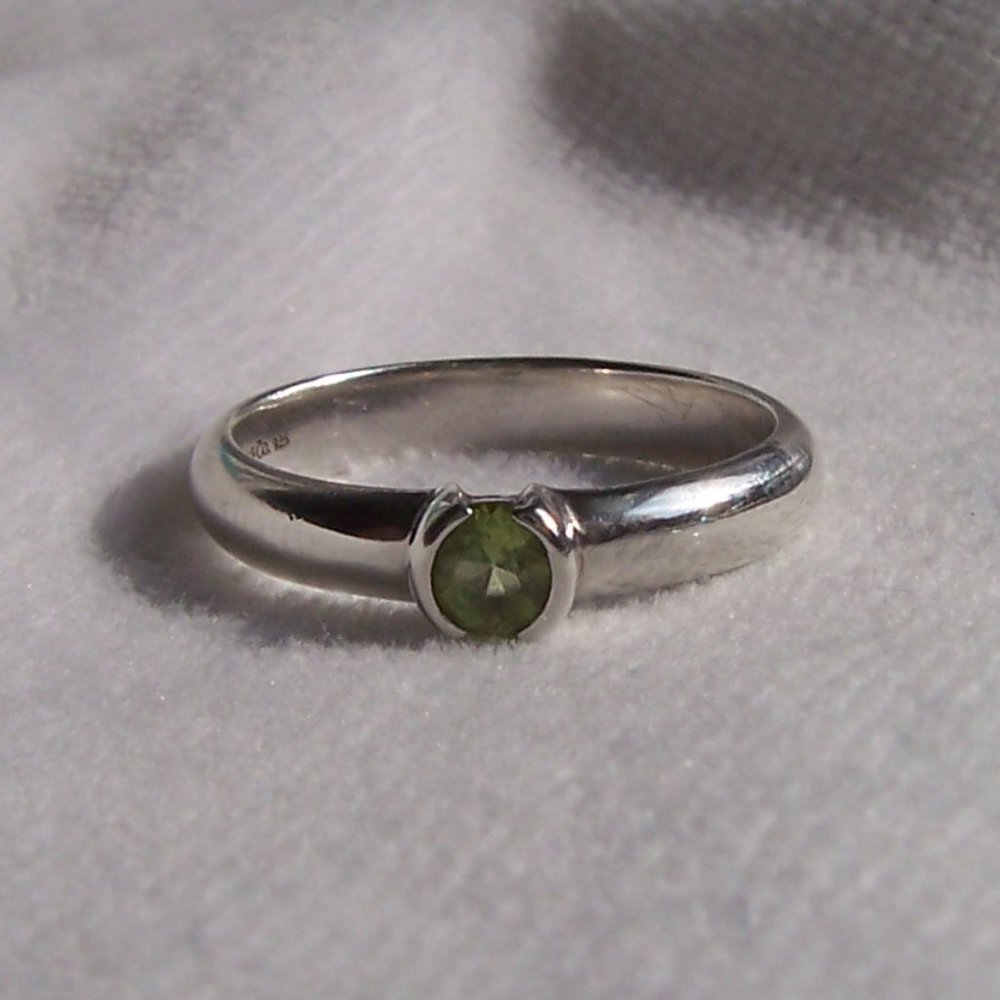 TIFFANY & CO STERLING SILVER AND PERIDOT STACKING RING